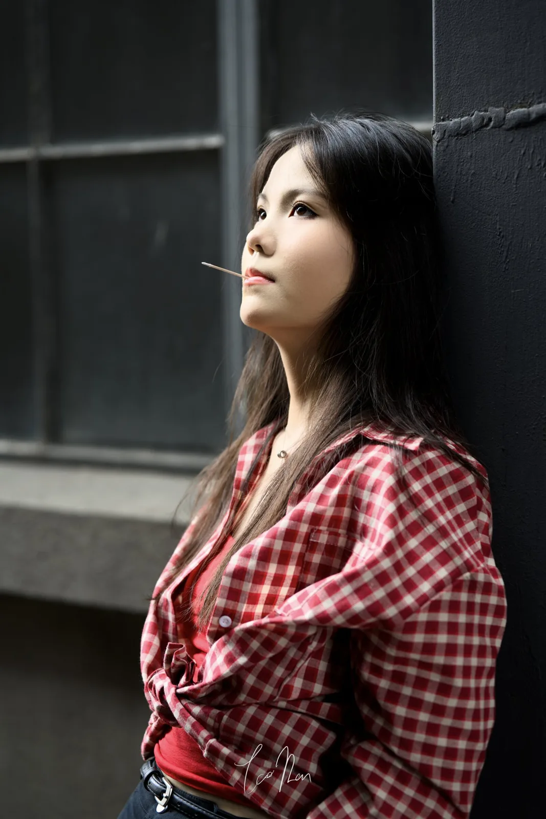 窗前抬头望向光线的人像