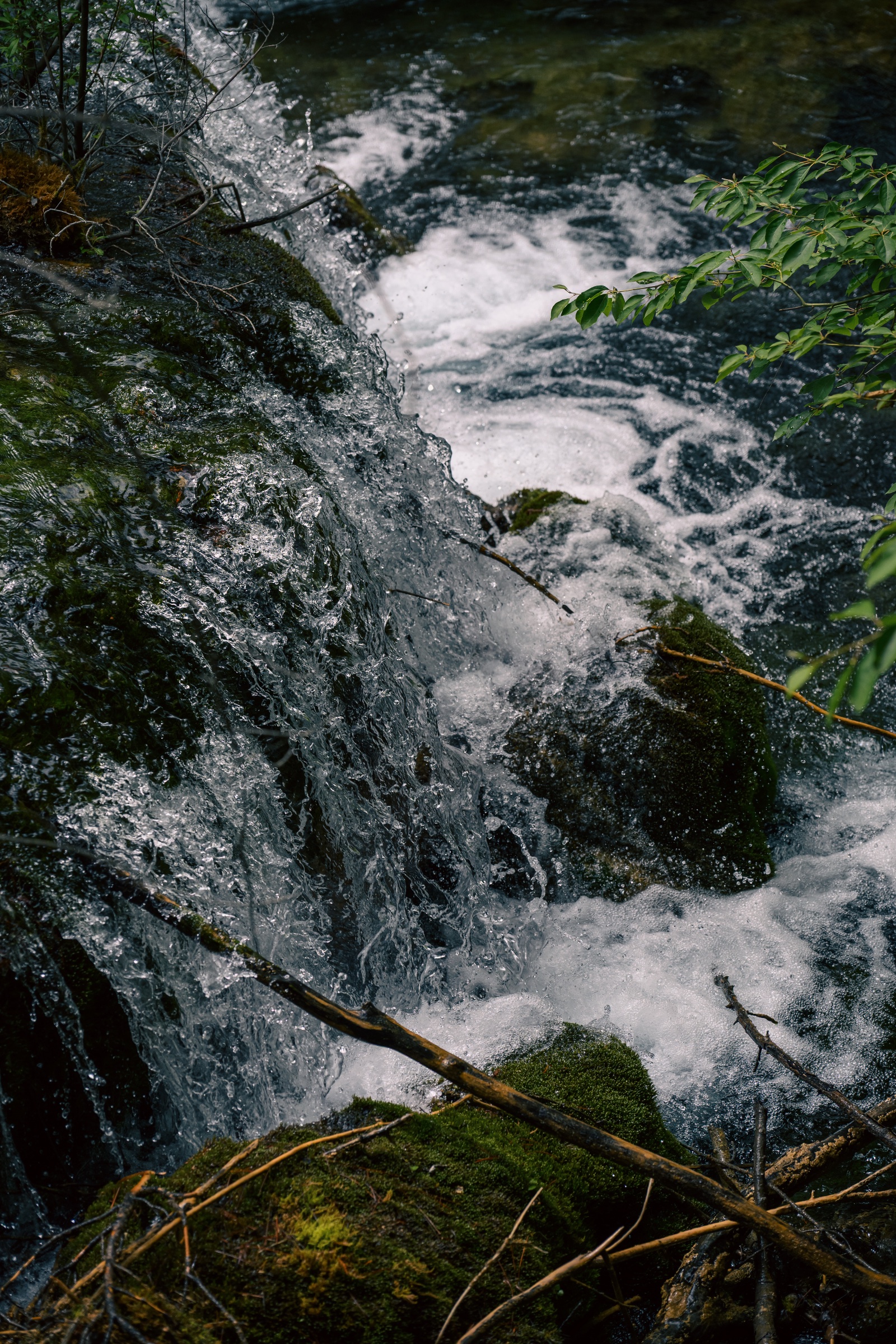 快门速度调高，定格水流
