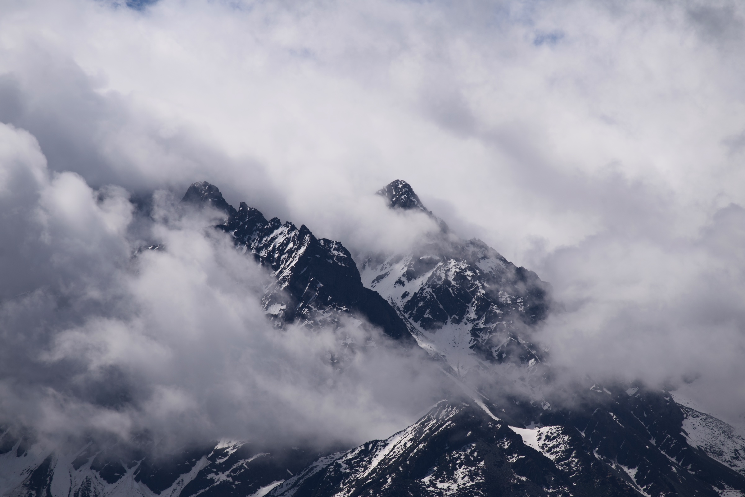 远眺云雾中的群山