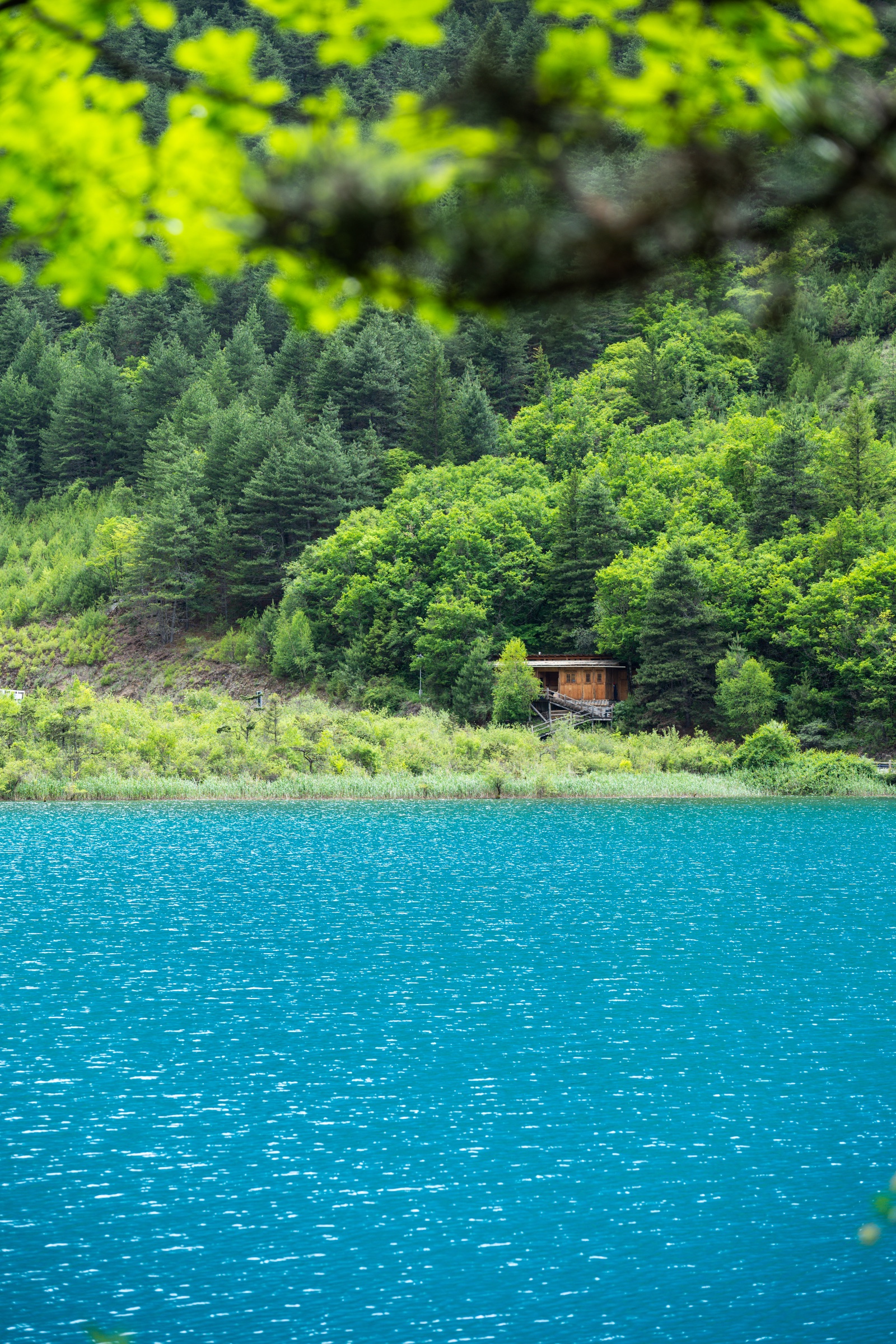 碧色的湖水，远处的小屋