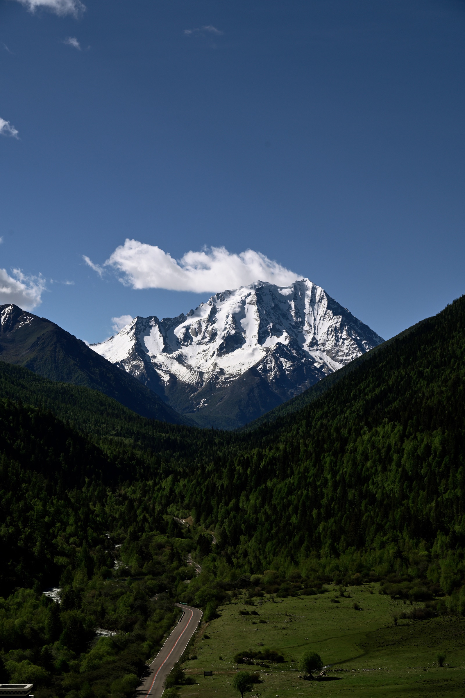 路延伸向远处的雪山